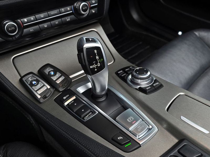 2013 BMW 5 Series 520d photo 9
