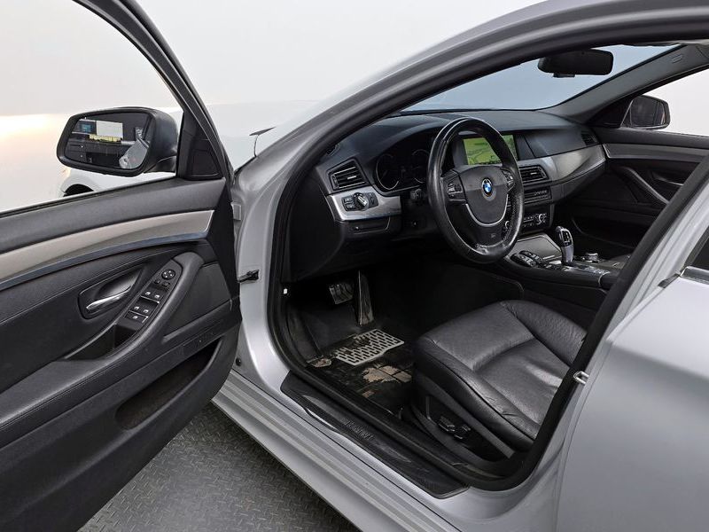 2013 BMW 5 Series 520d photo 10
