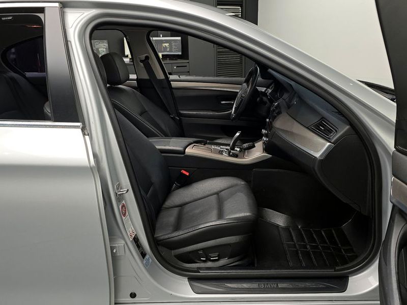 2013 BMW 5 Series 520d photo 11