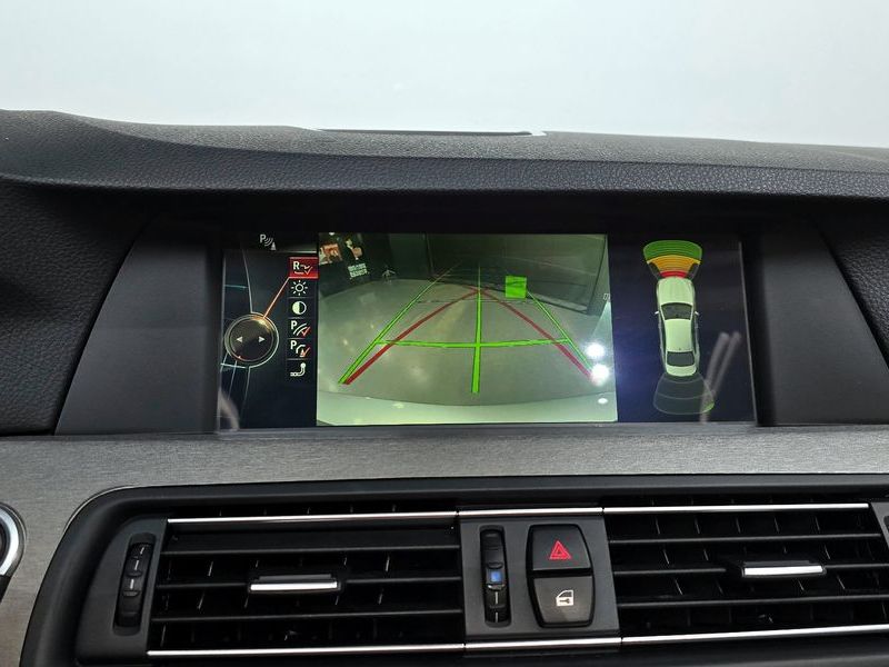 2013 BMW 5 Series 520d photo 14
