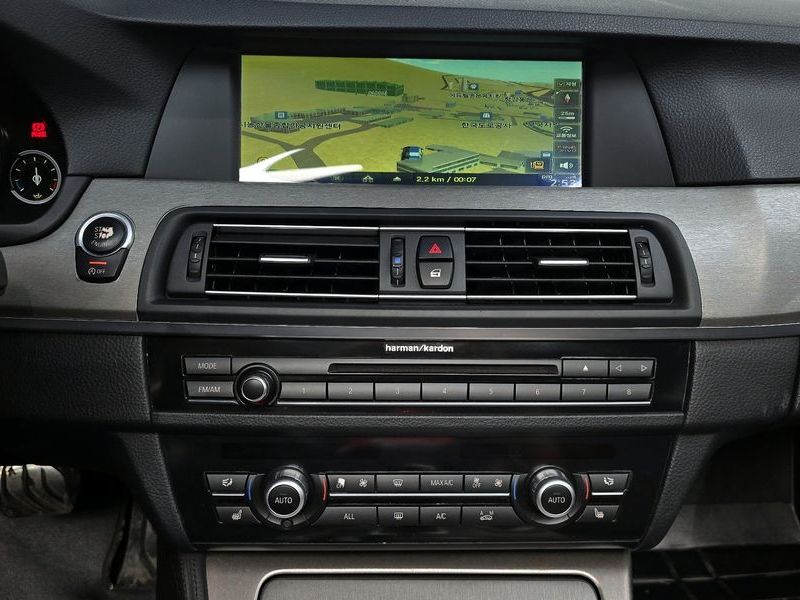 2013 BMW 5 Series 520d photo 15