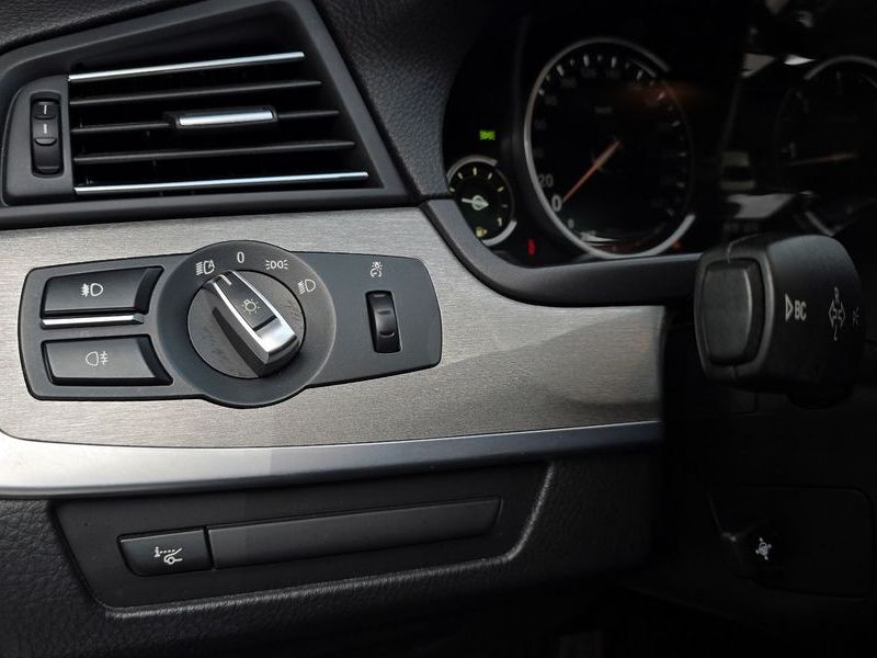 2013 BMW 5 Series 520d photo 16