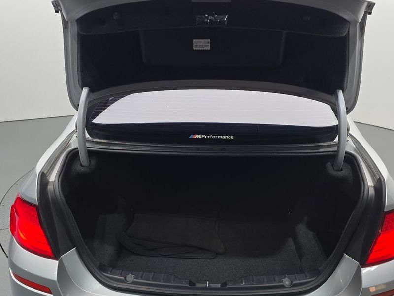 2013 BMW 5 Series 520d photo 20