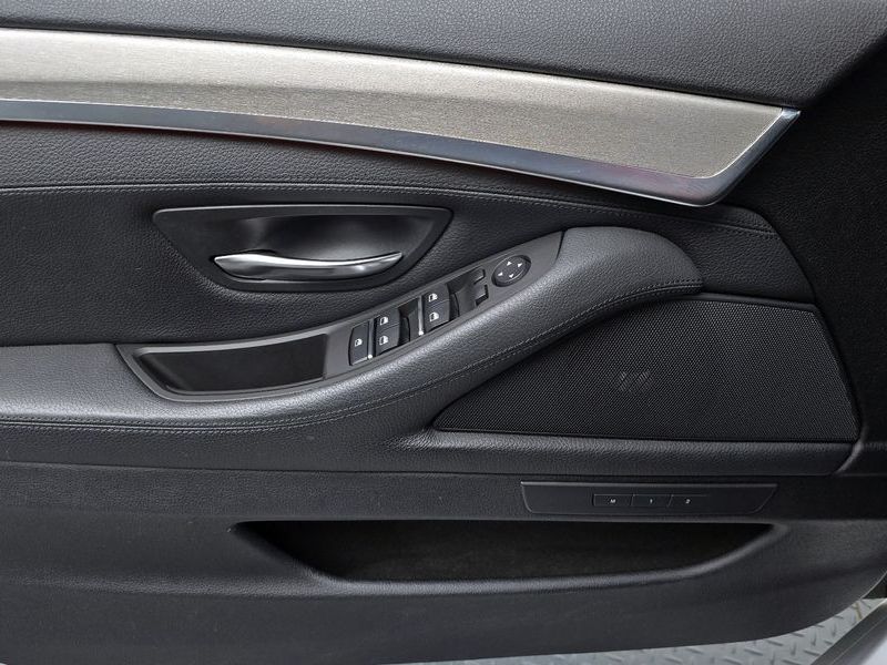 2013 BMW 5 Series 520d photo 24