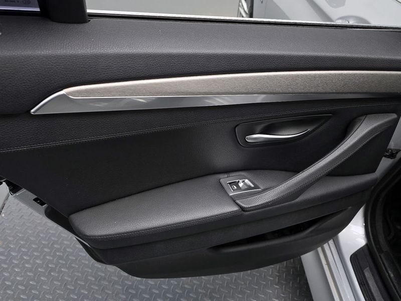 2013 BMW 5 Series 520d photo 25