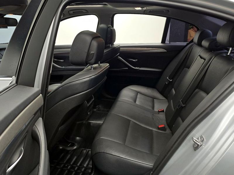2013 BMW 5 Series 520d photo 26
