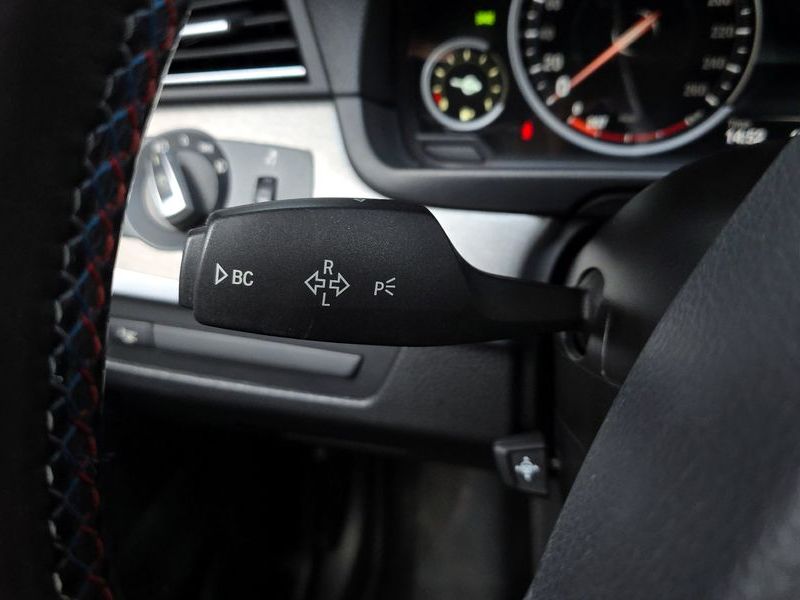 2013 BMW 5 Series 520d photo 29