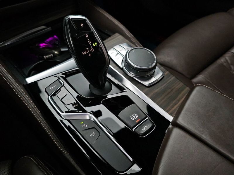 2018 BMW 5 Series 520d M Sport package photo 9