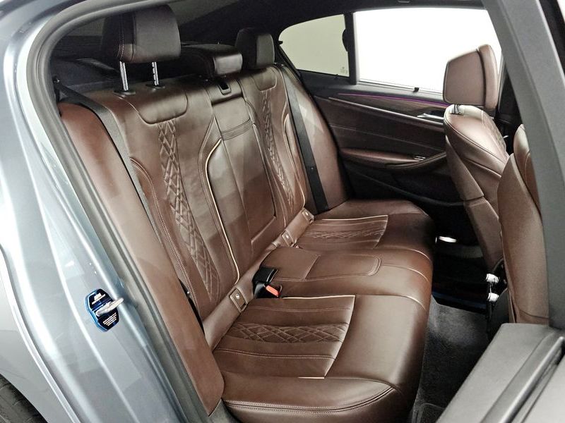 2018 BMW 5 Series 520d M Sport package photo 11