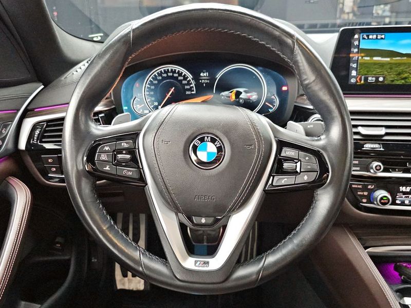 2018 BMW 5 Series 520d M Sport package photo 13