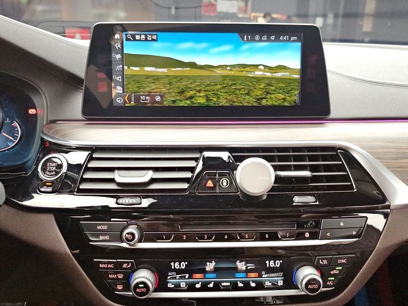 2018 BMW 5 Series 520d M Sport package photo 16