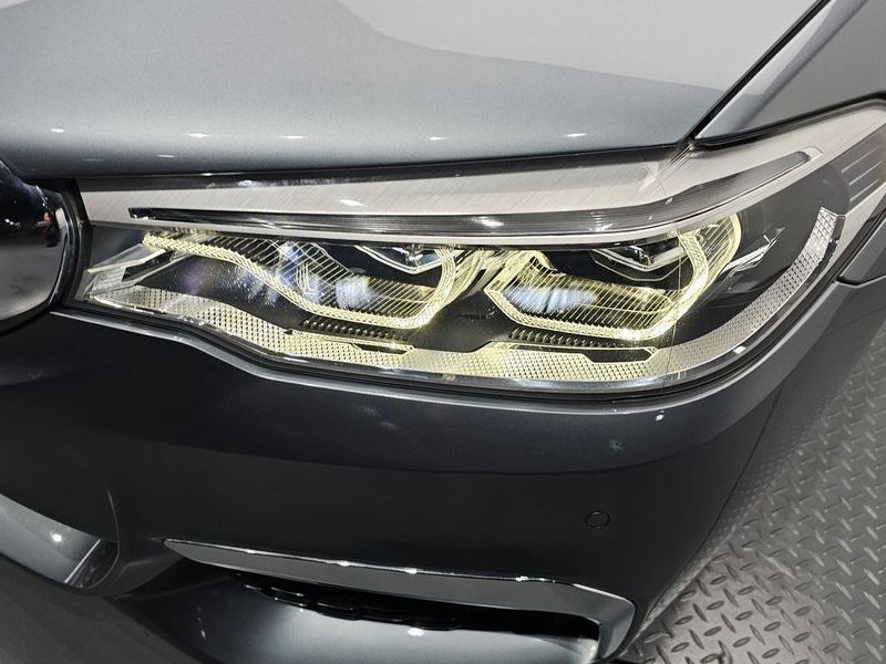 2018 BMW 5 Series 520d M Sport package photo 22