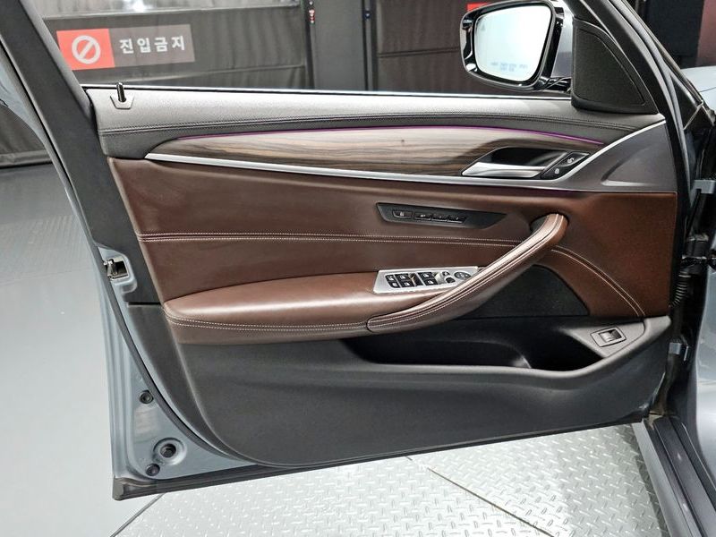 2018 BMW 5 Series 520d M Sport package photo 24