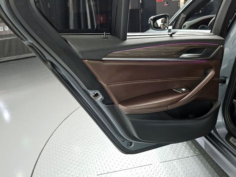 2018 BMW 5 Series 520d M Sport package photo 25