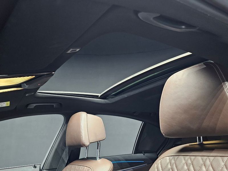 2021 BMW 5 Series 530e M Sport photo 19