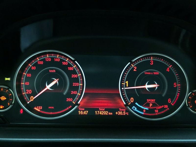 2013 BMW 5 Series 520d photo 8