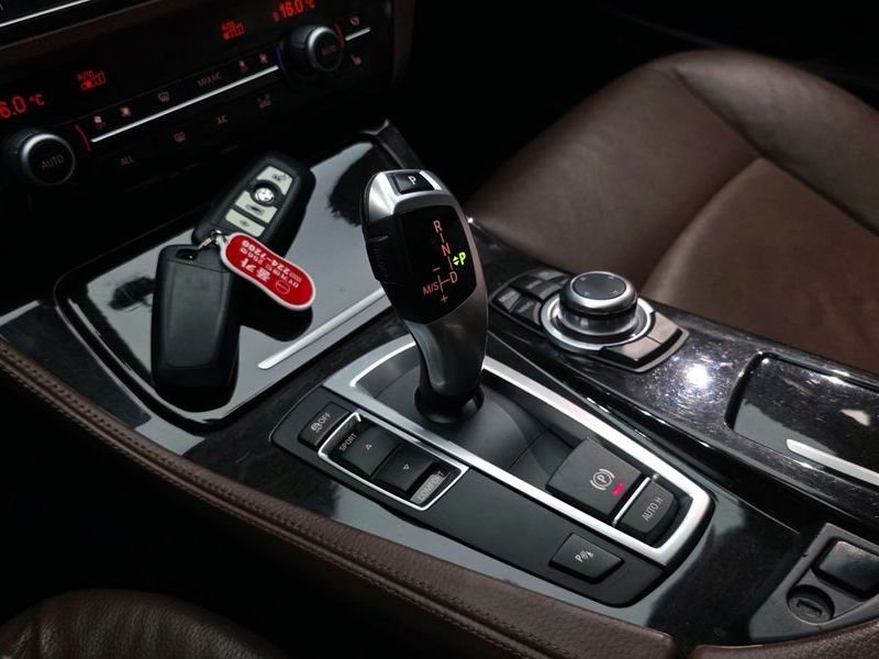 2013 BMW 5 Series 520d photo 9