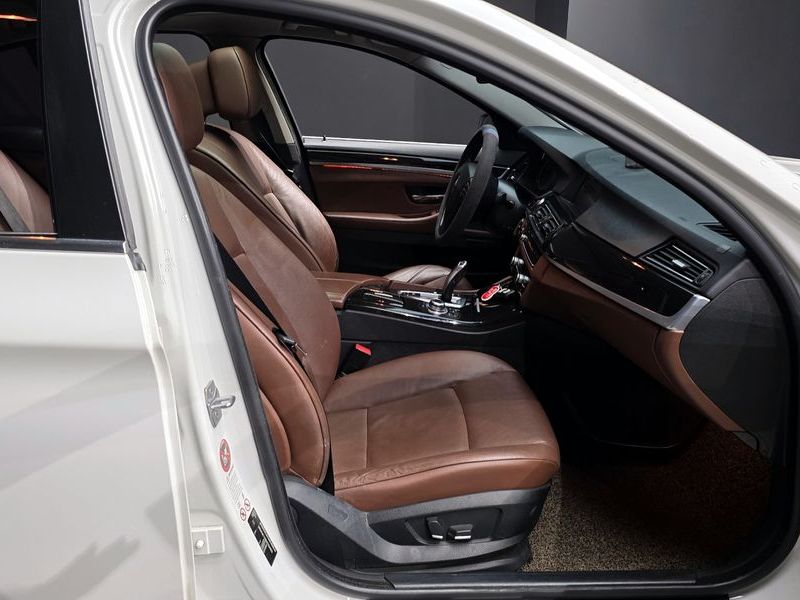 2013 BMW 5 Series 520d photo 10