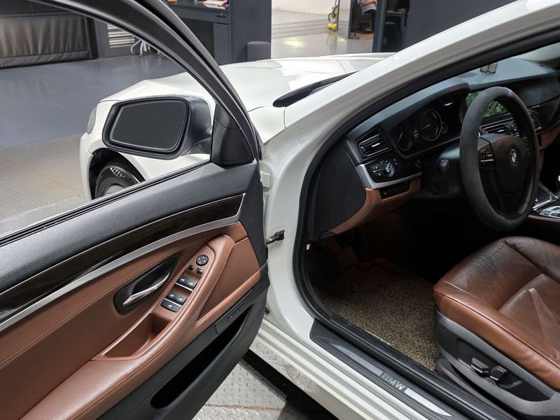 2013 BMW 5 Series 520d photo 11