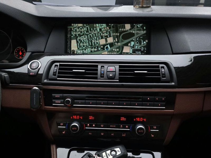 2013 BMW 5 Series 520d photo 14