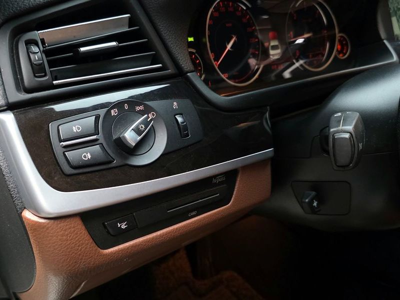 2013 BMW 5 Series 520d photo 16