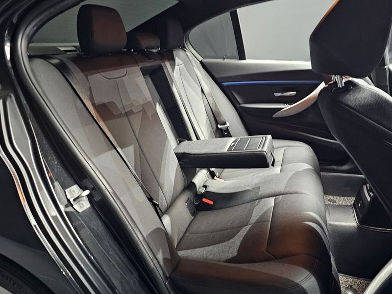 2017 BMW 3 Series 320i M Sport photo 12