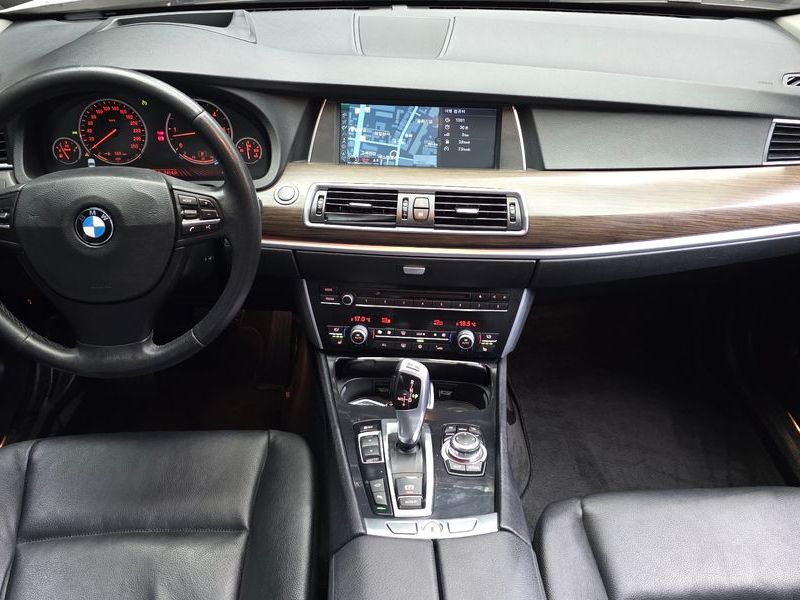 2012 BMW 5 Series GT 30d photo 7