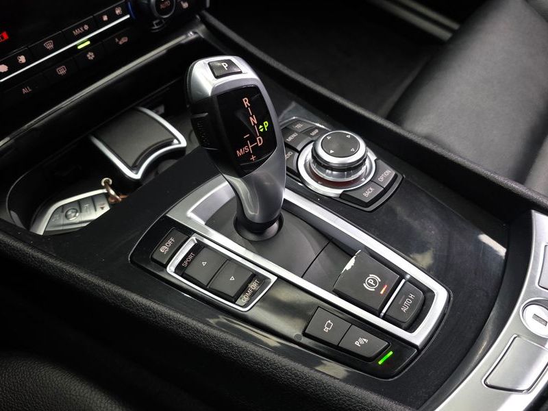 2012 BMW 5 Series GT 30d photo 9