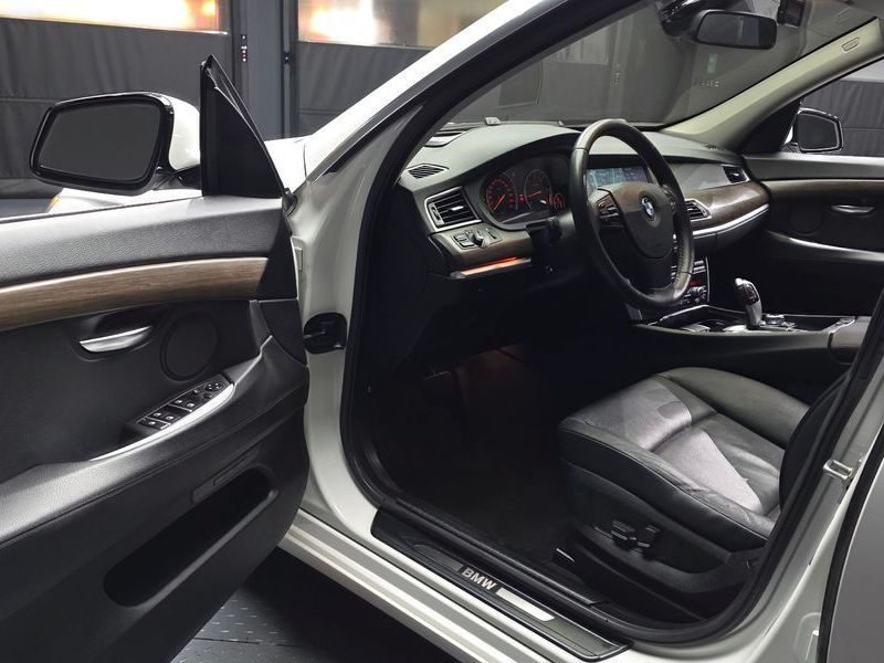 2012 BMW 5 Series GT 30d photo 10