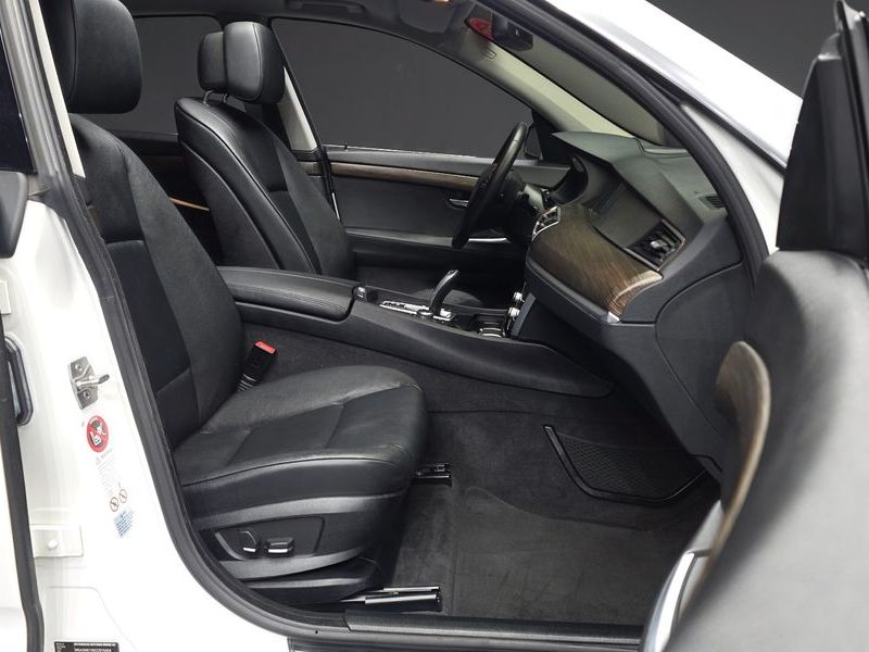 2012 BMW 5 Series GT 30d photo 11