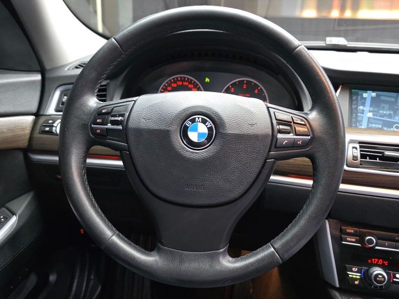 2012 BMW 5 Series GT 30d photo 13