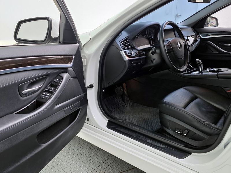 2013 BMW 5 Series 528i photo 10