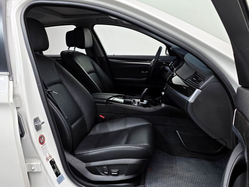 2013 BMW 5 Series 528i photo 11