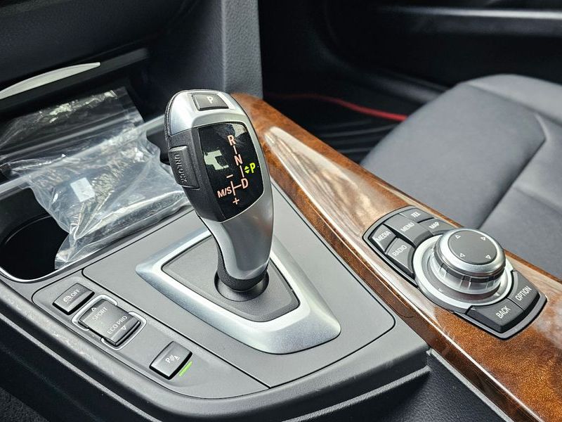 2013 BMW 3 Series 328i photo 9