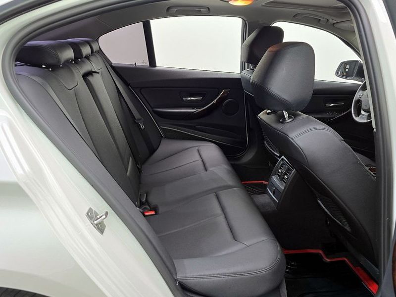 2014 BMW 3 Series 320d photo 11