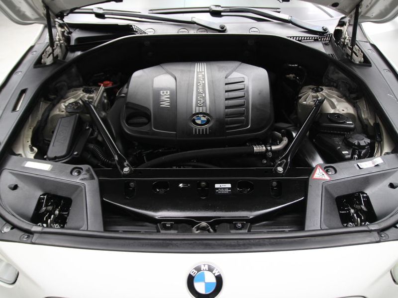 2013 BMW 5 Series GT 30d xDrive photo 9
