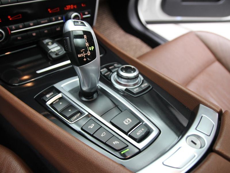 2013 BMW 5 Series GT 30d xDrive photo 11