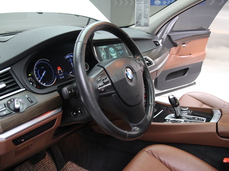 2013 BMW 5 Series GT 30d xDrive photo 12