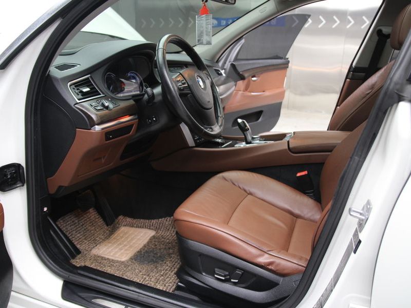 2013 BMW 5 Series GT 30d xDrive photo 13