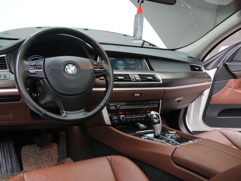 2013 BMW 5 Series GT 30d xDrive photo 14