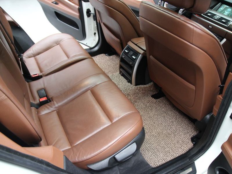 2013 BMW 5 Series GT 30d xDrive photo 16