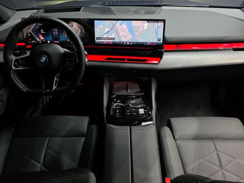 2025 BMW 5 Series 530e M Sport photo 7