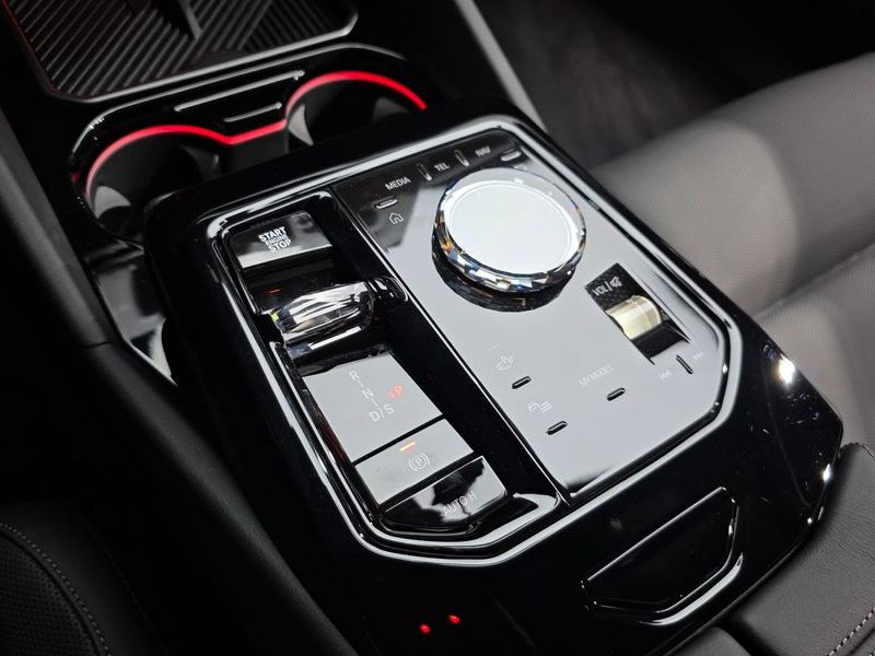 2025 BMW 5 Series 530e M Sport photo 9