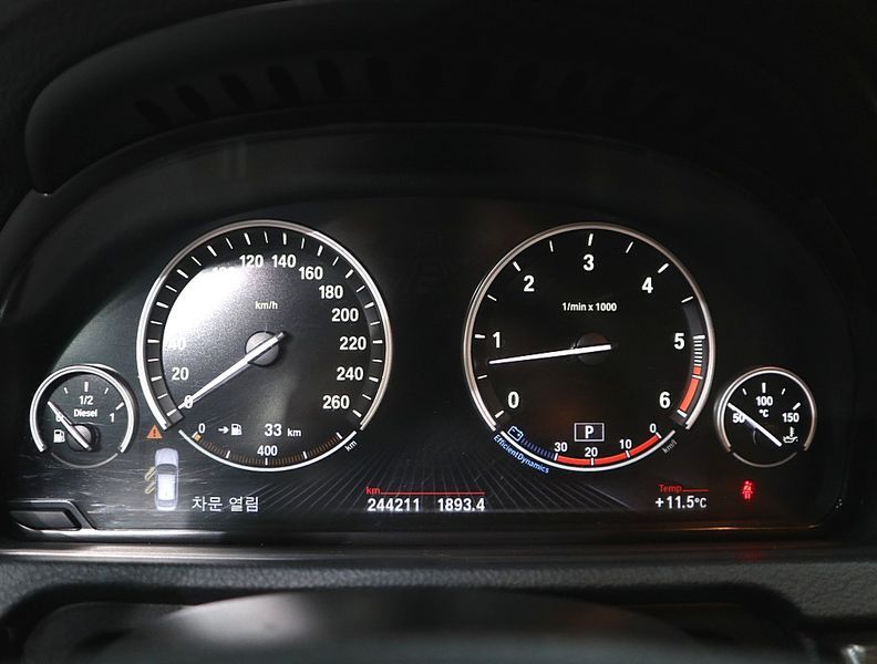 2013 BMW 5 Series GT 30d xDrive photo 8