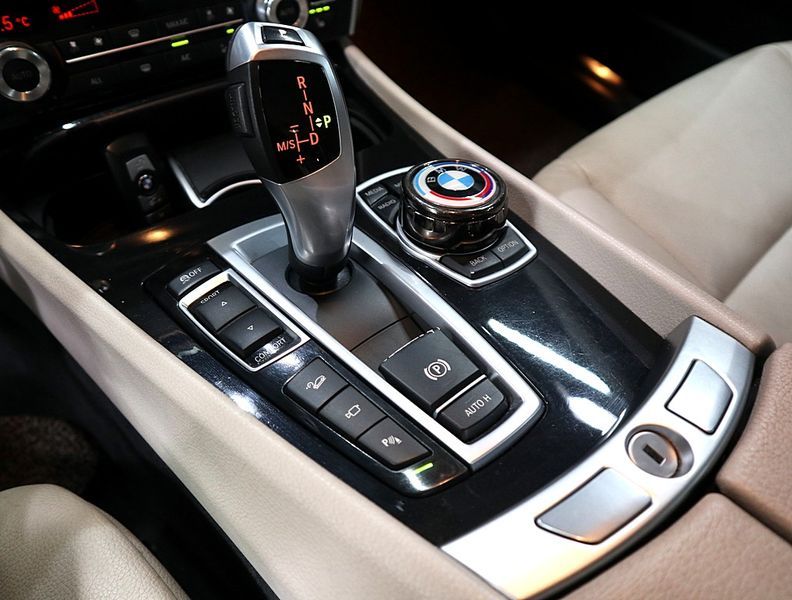 2013 BMW 5 Series GT 30d xDrive photo 9