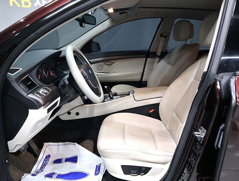 2013 BMW 5 Series GT 30d xDrive photo 10