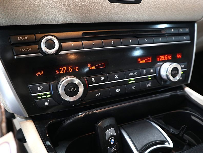 2013 BMW 5 Series GT 30d xDrive photo 13