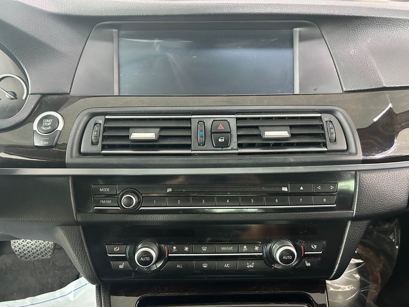 2012 BMW 5 Series 528i xDrive photo 8