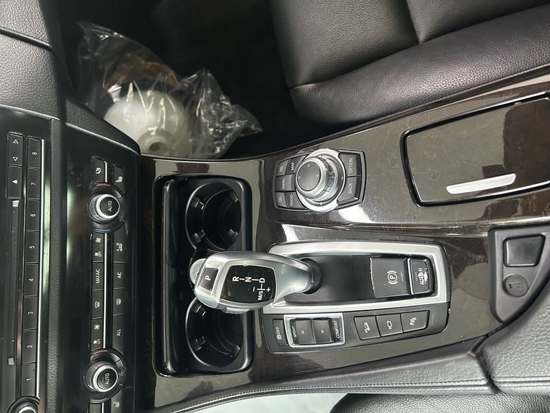2012 BMW 5 Series 528i xDrive photo 9