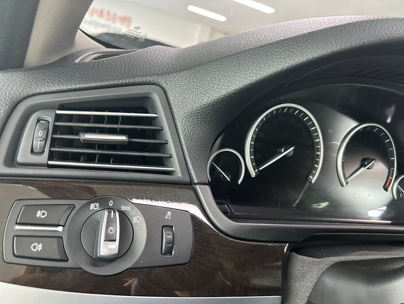 2012 BMW 5 Series 528i xDrive photo 11